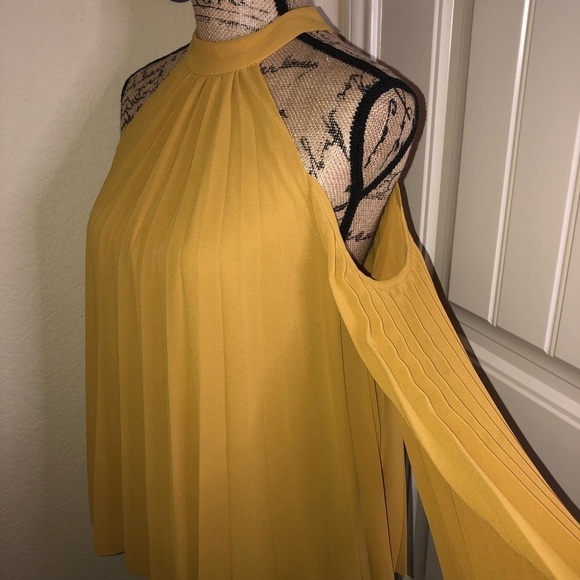 Entro Cold Shoulder Top - Picture 1 of 8